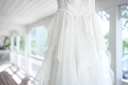 Brautkleid im Detail auf dem Balkon