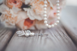 Brautstrauß und Schmuck im Detail