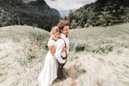 Paarfoto des Brautpaares vor Bergkulisse
