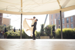 Bräutigam hebt die Braut in die Höhe beim Tanzen