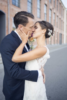 Braut küsst den Bräutigam