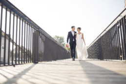 Paaraufnahme des Brautpaares auf einer Brücke