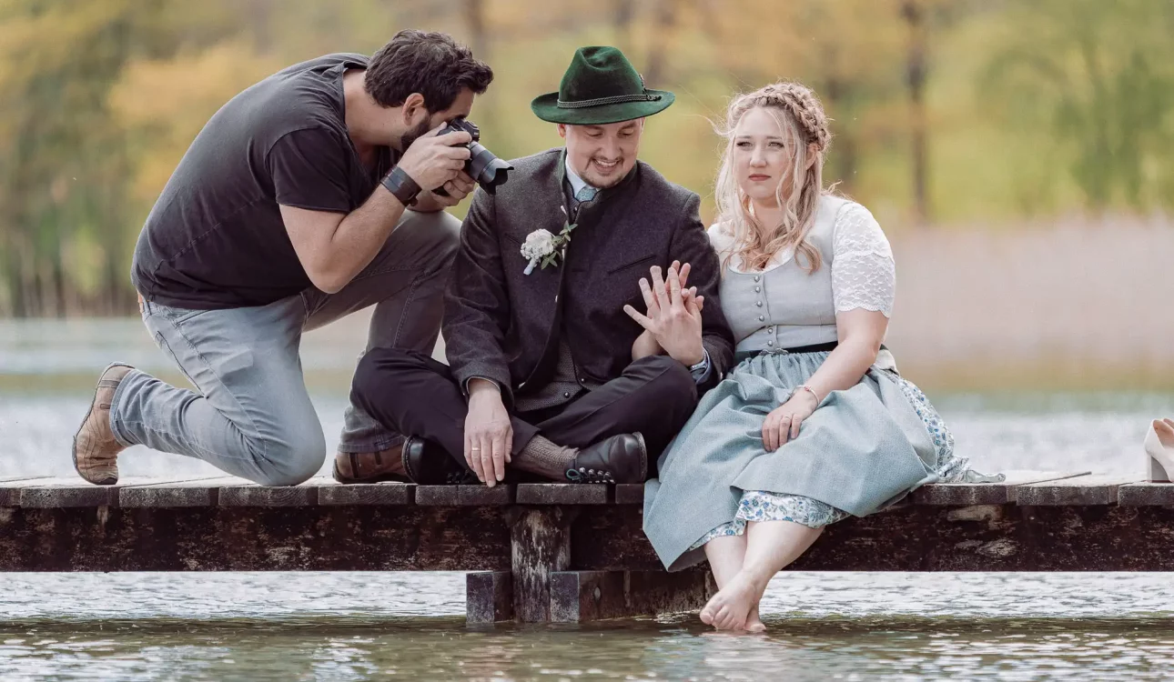 Hochzeitsfotograf fotografiert Brautpaar in Tracht am Seeufer bei Stephanskirchen